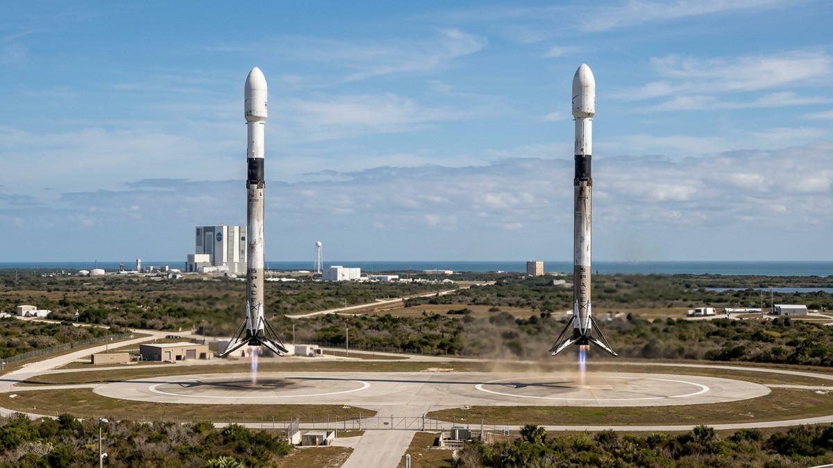 Two Falcon Heavy side boosters landing simultaneously at Cape Canaveral