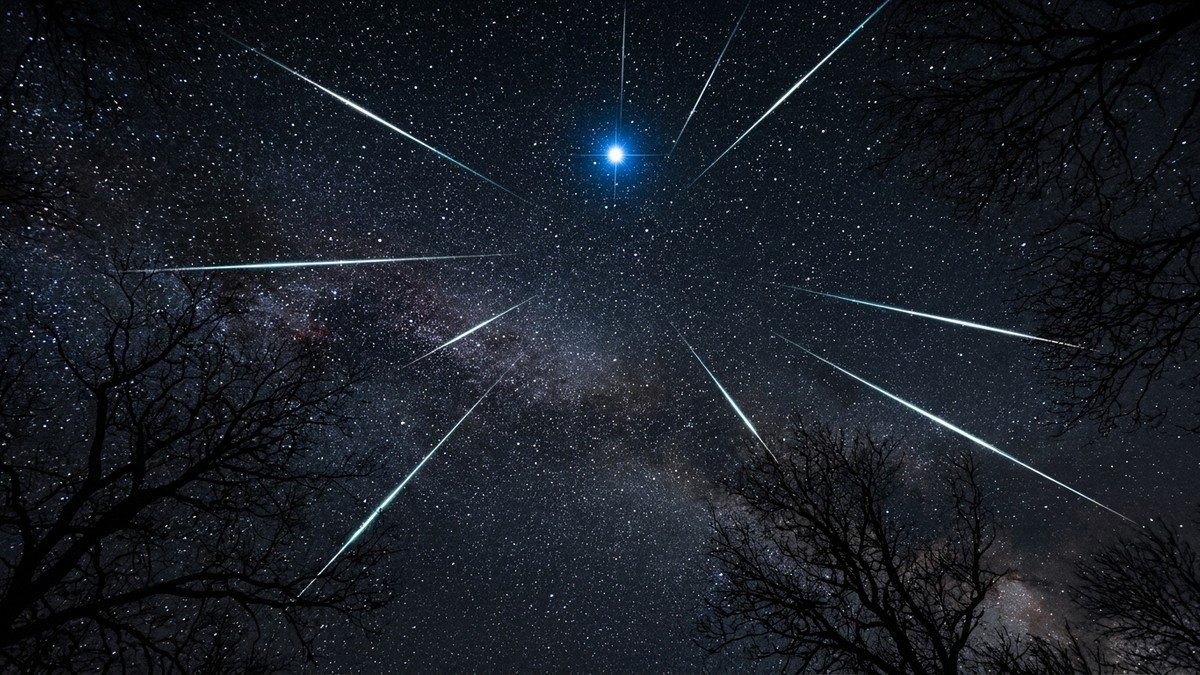 Star chart showing the constellation Lyra with Vega marked and arrows indicating the radiant point of the Lyrid meteor shower with meteors streaking outward